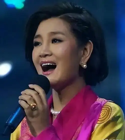 歌手降央卓玛:疯狂倒追帅气丈夫,婚后生3胎,如今怎么样了