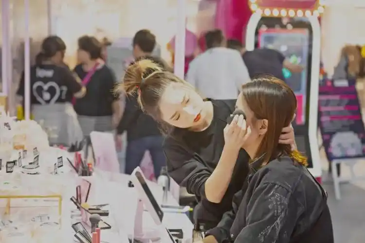 玛丽黛佳双11快闪空降魔都,知名漫画师亲临现场,专业彩妆师现场教 ..