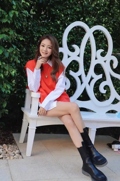 为大家献上阿姐@安以轩 新鲜出炉的美照