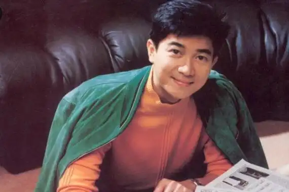 陈百强是上世纪70年代非常著名的香港歌手,直到现在还是歌迷心中的"