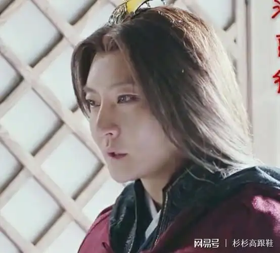 郭京飞的"卡粉男孩"这个称号也是因为在一部古装剧中,一个人用了一整