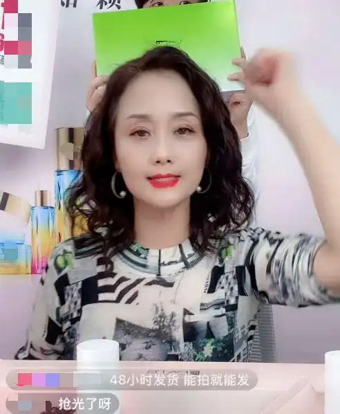 55岁李颖为母亲庆生母女俩同框似姐妹80岁的母亲优雅又自信