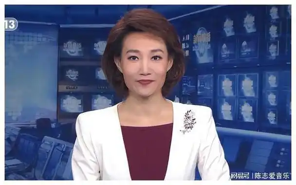 通过严格的考核后,李梓萌和康辉搭档,成为了当时《新闻联播》最年轻的