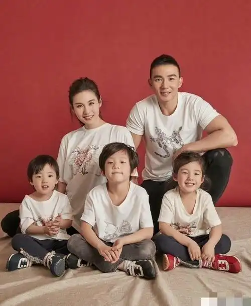 刘畊宏晒全家福,十八年相爱十年婚姻,这是三个小泡芙?