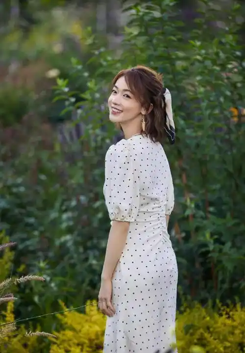 吴谨言春季外拍写真上线,身穿波点连衣裙,清新文艺又温柔!