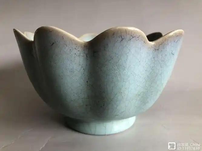 1,宋代汝窑瓷器型特征:总体来说,宋代汝窑瓷器具有器型少,形体小,造型