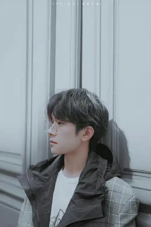 易烊千玺的金丝眼镜