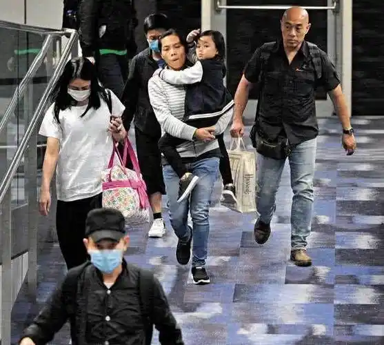 52岁朱丽倩挺肚子携女儿现身诊所_日子_时候_刘向