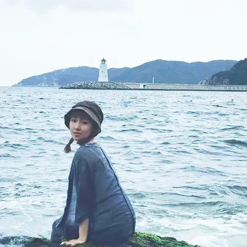 菅纫姿晒海边出游照双马尾驾驭复古森女风