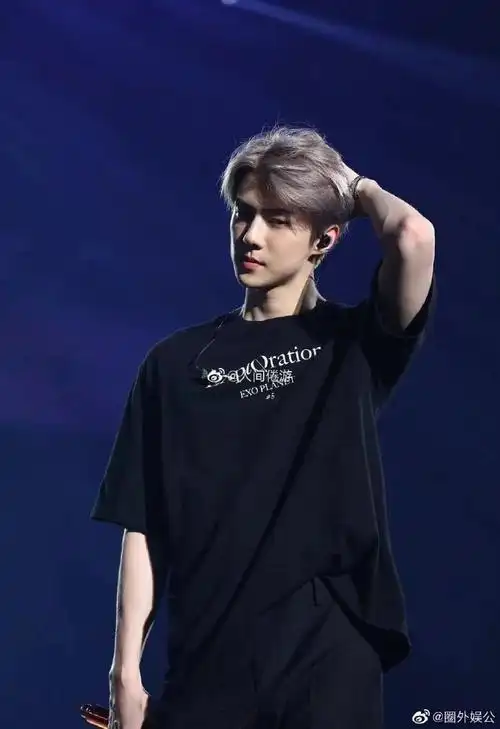 吴世勋水上乐园游玩照