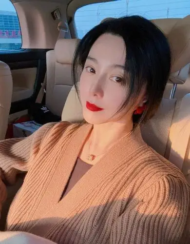 范冰冰晒自拍美照红唇妩媚皮肤白皙光滑