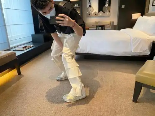 陈飞宇,假两件式条纹t恤搭配白色打底衫,下装穿黑色工装裤,袜子包住