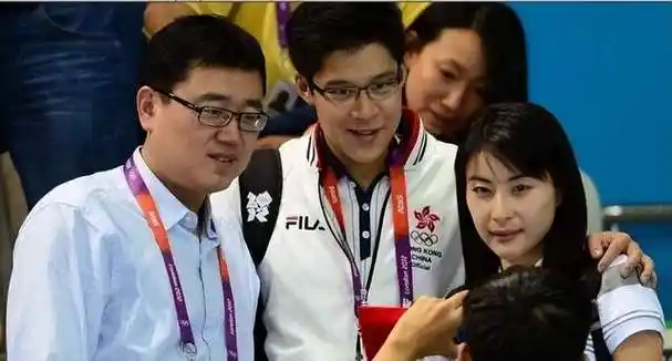 郭晶晶又矮又土算美女吗看到她和准妯娌章子怡合照就知道了