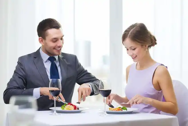 用餐的情侣摄影图片