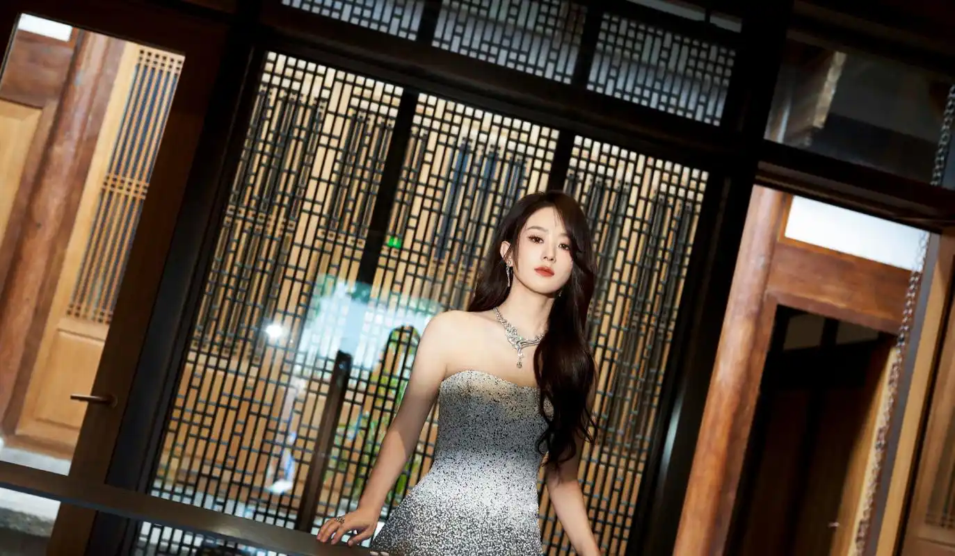 赵丽颖一袭抹胸亮片高定裙亮相戴比尔斯晚宴,十分优雅,很美很安心!