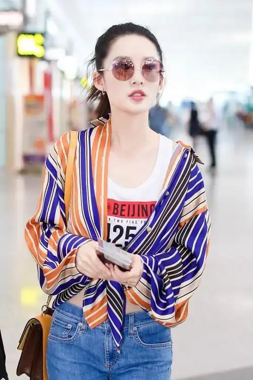 李沁气质越来越随性衬衫不系扣绑着穿尽显女团感曲线