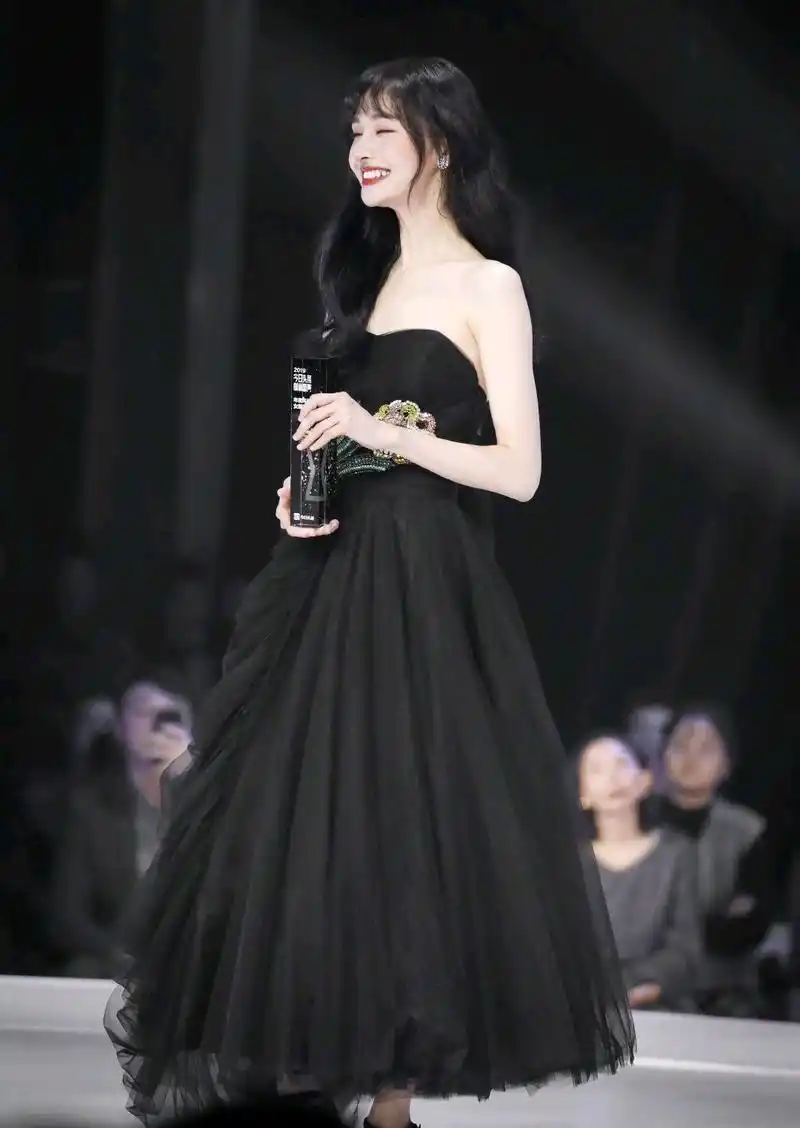 郑爽黑色抹胸纱裙搭配披肩长发,美好定格瞬间,展现彩虹微笑!