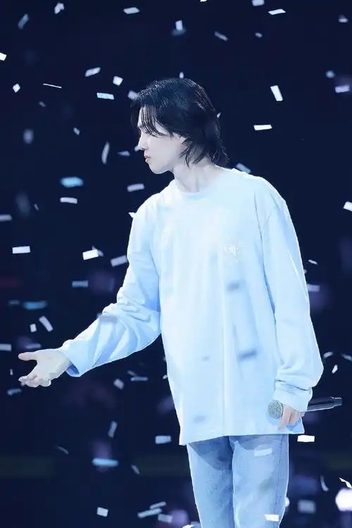 金俊勉珍贵且唯一##金俊勉帅气满分#  240414 exo十二周年见面会