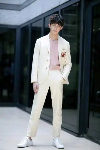 吴磊出席代言品牌活动 温柔米白西服化身甜系男孩