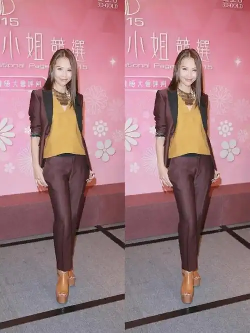 蔡少芬私下里也挺会穿黄色卫衣配牛仔裤生了仨娃也挺显嫩的