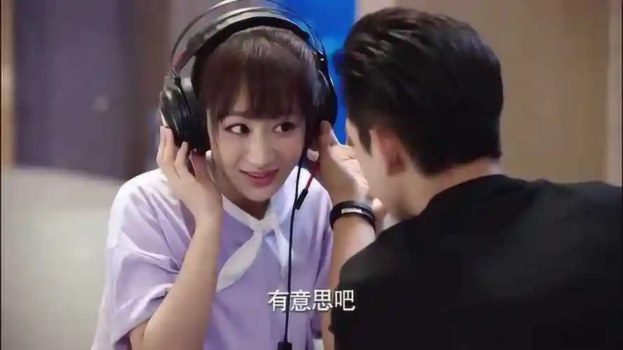 亲爱的热爱的李现给杨紫戴上耳机靠近时杨紫脸红了