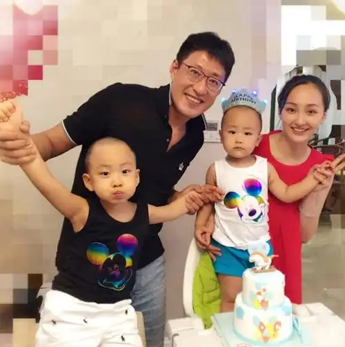 他是硬汉"马云飞",与前妻闹到法院,却与小13岁娇妻有3个小孩