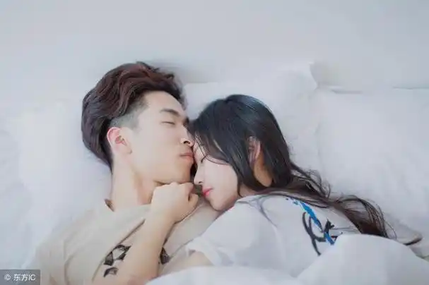 男生喜欢你时的10个小动作 如果他都做过就嫁吧!