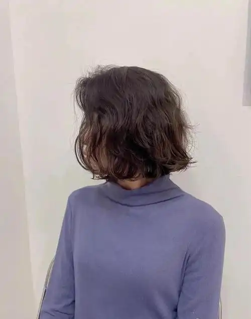 2022短发烫发发型图片女减龄 超级显脸小的短发造型