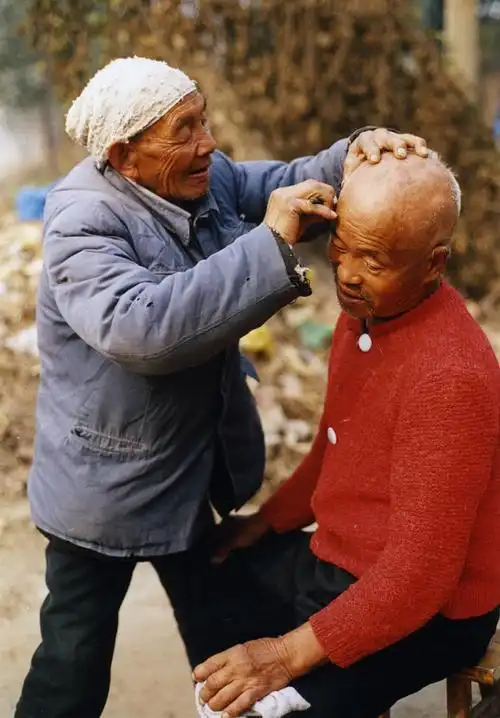 在10年前的农村,老年人剃头大都使用老式的剃刀,电推子很少见.