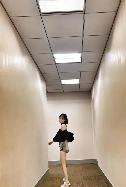 段奥娟减肥后风格大变!露肩衣服随意穿,看完要减肥了