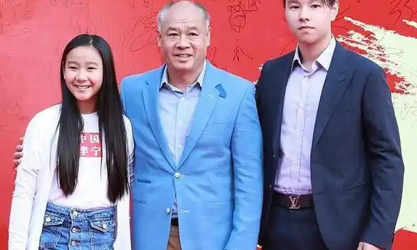 56岁体操王子李宁满头白发资产过亿妻子气质好孩子颜值高