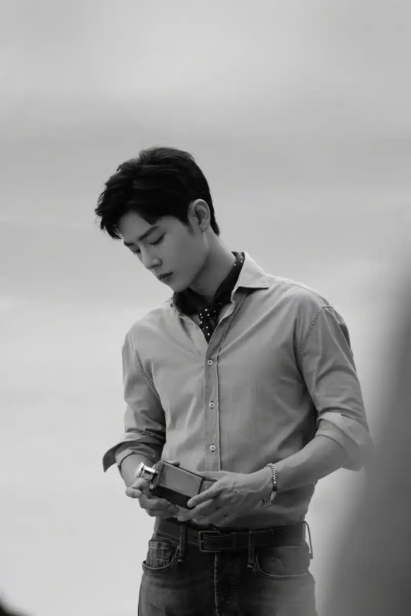 肖战:黑白色调帅照,侧脸更耐看
