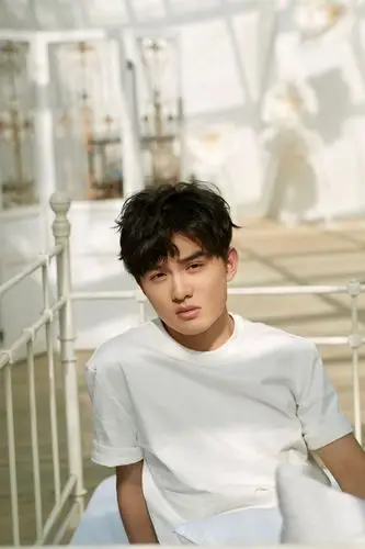 p>郑伟,2000年12月18日出生于北京市,中国内地影视男演员,就读于南京