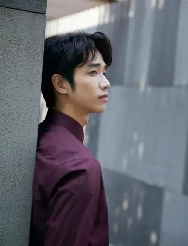 刘以豪亮相高级珠宝活动酒红西装尽显华贵气质