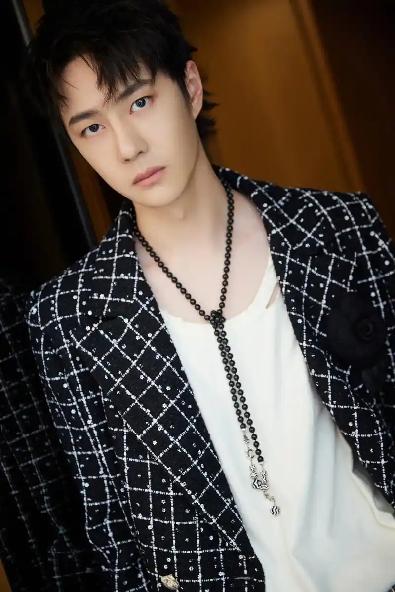 2023爱奇艺尖叫之夜# 青年演员@uniq-王一博 身着 - 抖音