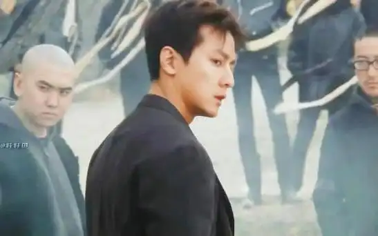 吴彦祖的脸是真的帅,但是他的大多影片中的发型太拉垮了