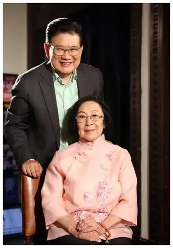 曹可凡近照,梳二分头胖圆脸笑容可掬,妻子是圈外人,儿子也很胖__财经