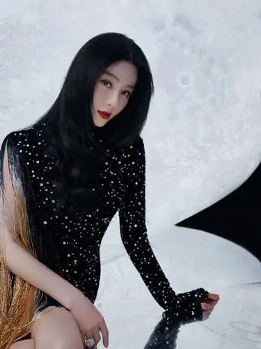 范冰冰穿恨天高高跟鞋出席活动,人美身材好,丝毫不像即将步入40岁的