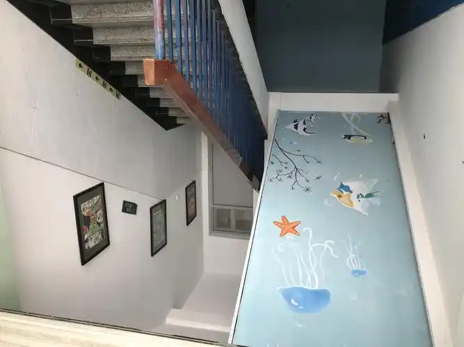 你看楼梯下墙绘,色彩多清新淡雅呀!
