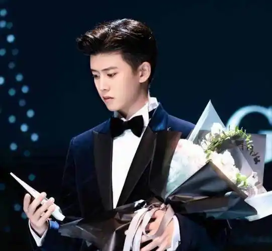 任嘉伦的三类造型:现代大背头和厚刘海两种气质,古装帅气_服饰_第一