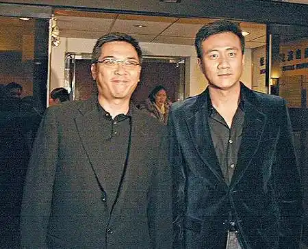 胡军和关锦鹏一起到场