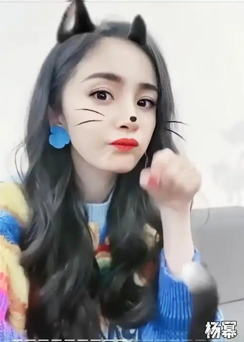 不少明星拍照时喜欢噘嘴,这样显得自己比较可爱,萌萌哒!