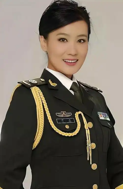 说到谭晶,谭晶连登12次春晚嫁给科学家老公,37岁生双胞胎,如今一家