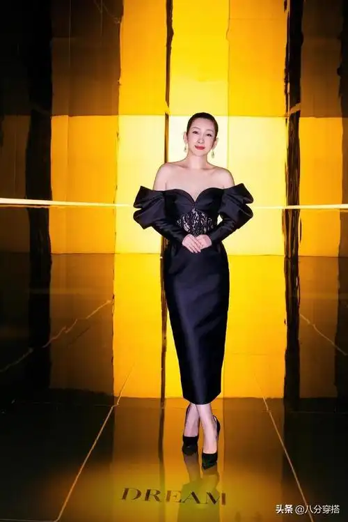 秦海璐好有品味黑色一字肩连衣裙华丽高级轻松展现熟女范
