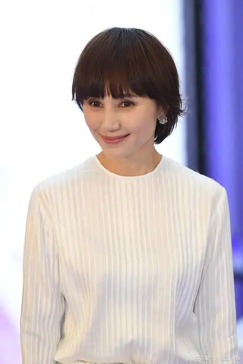 在2021年的电影《大上海》中,袁泉与周润发携手呈现了一段感人至深的