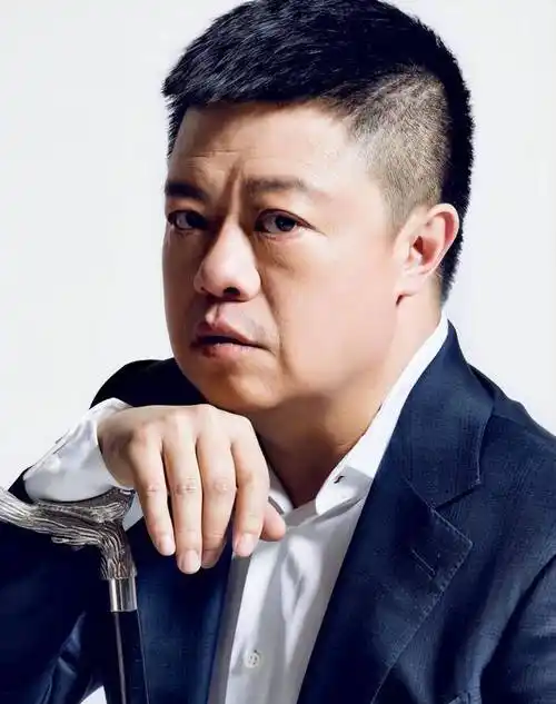 作为低颜值男神,马东靠智商上位,他妻子肤白貌美,年轻有气质