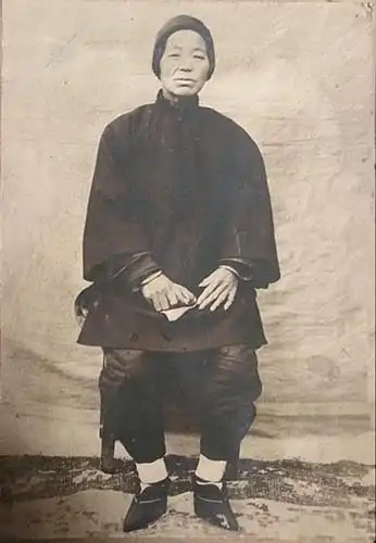 民国有位老太太,靠卖烧饼养活7个孩子,两位总理却为其戴孝送葬