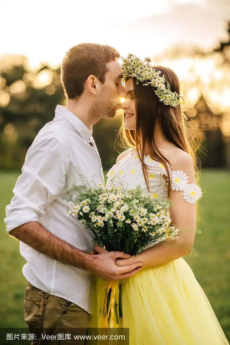 一对恩爱的情侣在春天的公园里拥抱