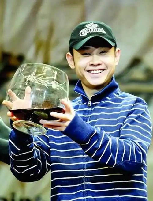 刀郎斩获腾讯音乐榜八项大奖,内心沉重却开心不起来!_腾讯新闻