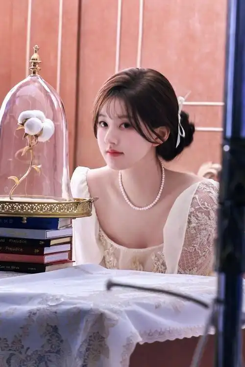 赵露思六一营业照送达 白色蕾丝公主裙珍珠配饰……__财经头条
